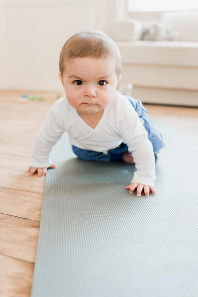 bebé niño arrastrándose en yoga mat
 - Foto, Imagen