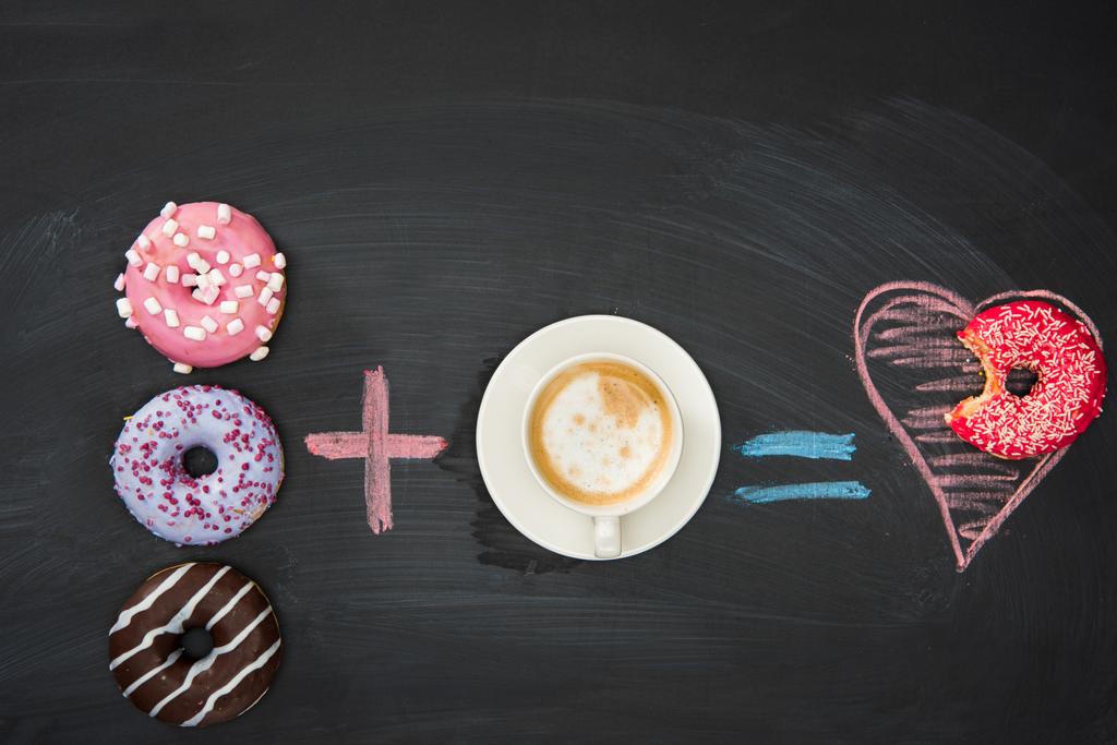 Composição de alimentos com donuts e xícara de café
 - Foto, Imagem