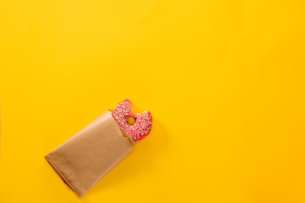 Gebissener Donut in rosa Zuckerguss - Foto, Bild