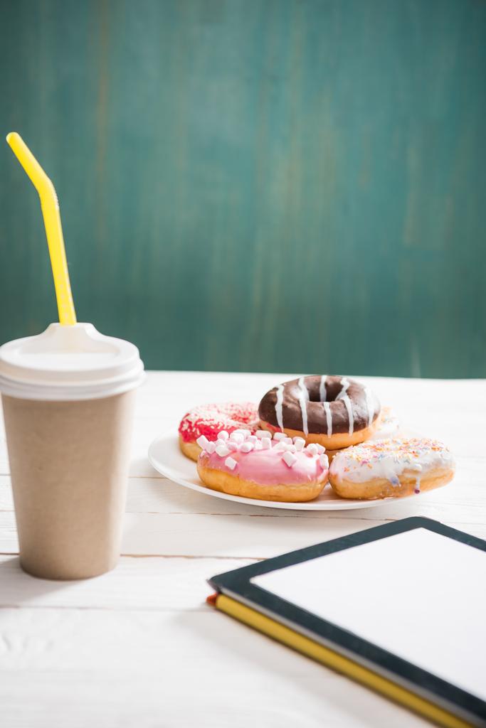 Сніданок з кавою та пончиками
 - Фото, зображення