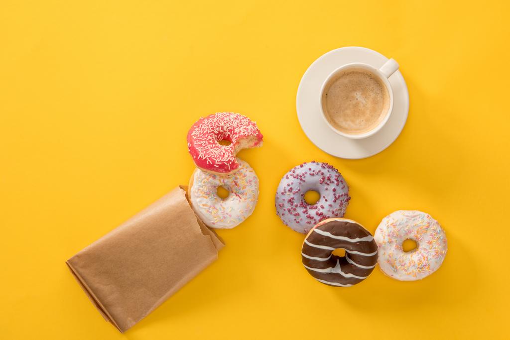 Kopje koffie en verschillende donuts - Foto, afbeelding