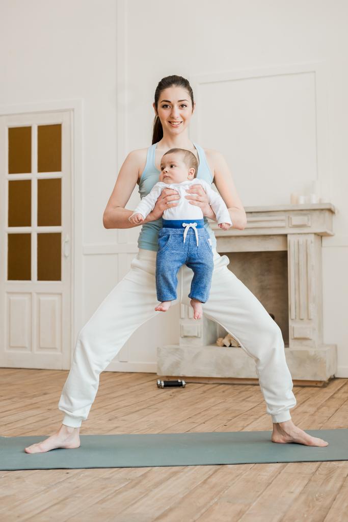Madre con bebé niño practicando yoga
  - Foto, imagen