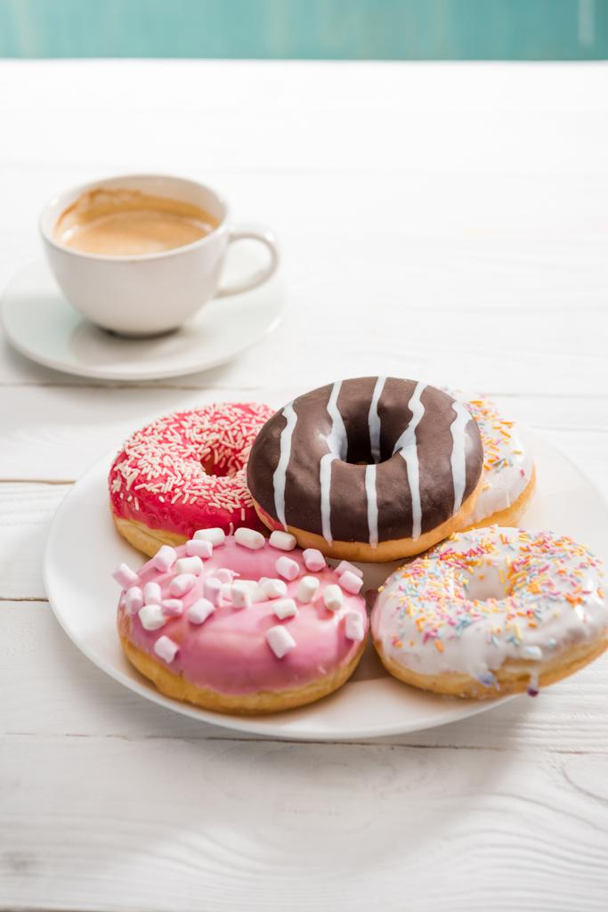 Donuts com xícara de café para o café da manhã
  - Foto, Imagem