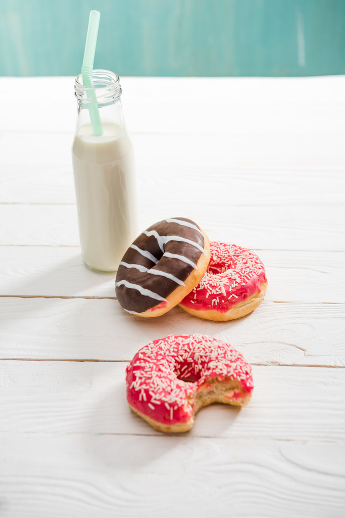 Milchshake in Glasflasche mit süßen Donuts  - Foto, Bild