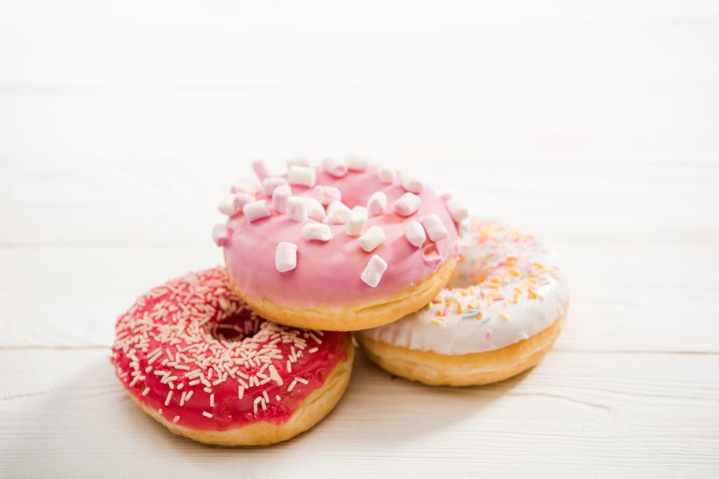 Lekkere donuts met glazuur - Foto, afbeelding