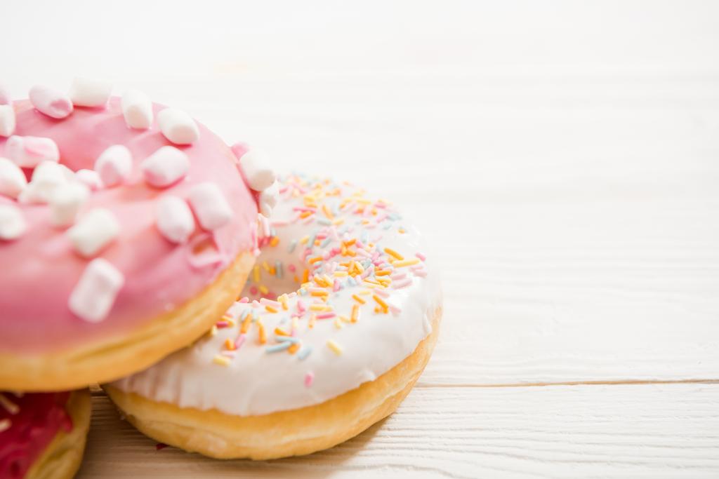 leckere Donuts mit Zuckerguss - Foto, Bild