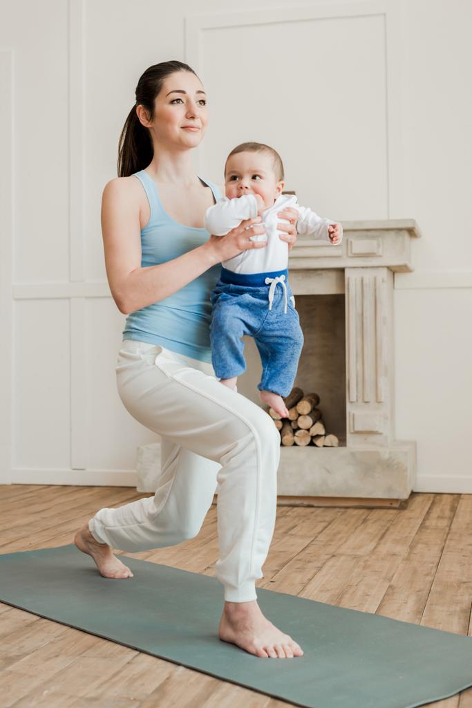 Matka s chlapeček cvičení jógy  - Fotografie, Obrázek