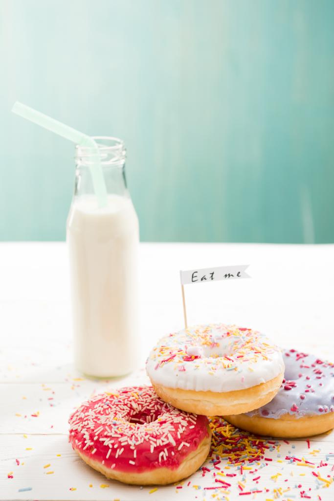 テーブルの上の瓶にミルクセーキとドーナツ - 写真・画像