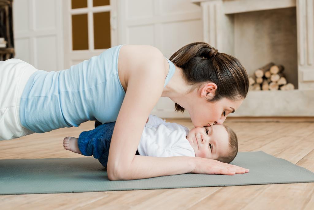 Nő a fiával, edzés alatt - Fotó, kép