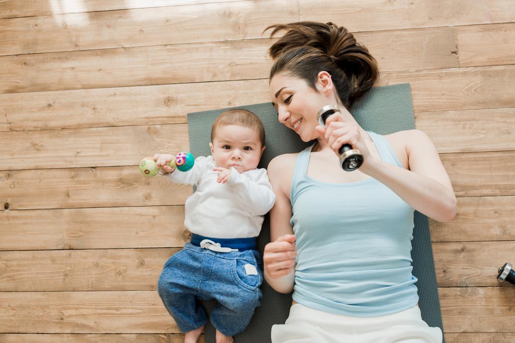 Anne ve bebek çocuk dumbbells ile oynamak - Fotoğraf, Görsel