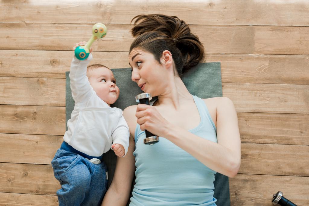 anya és a baba fiú játszik a súlyzó - Fotó, kép