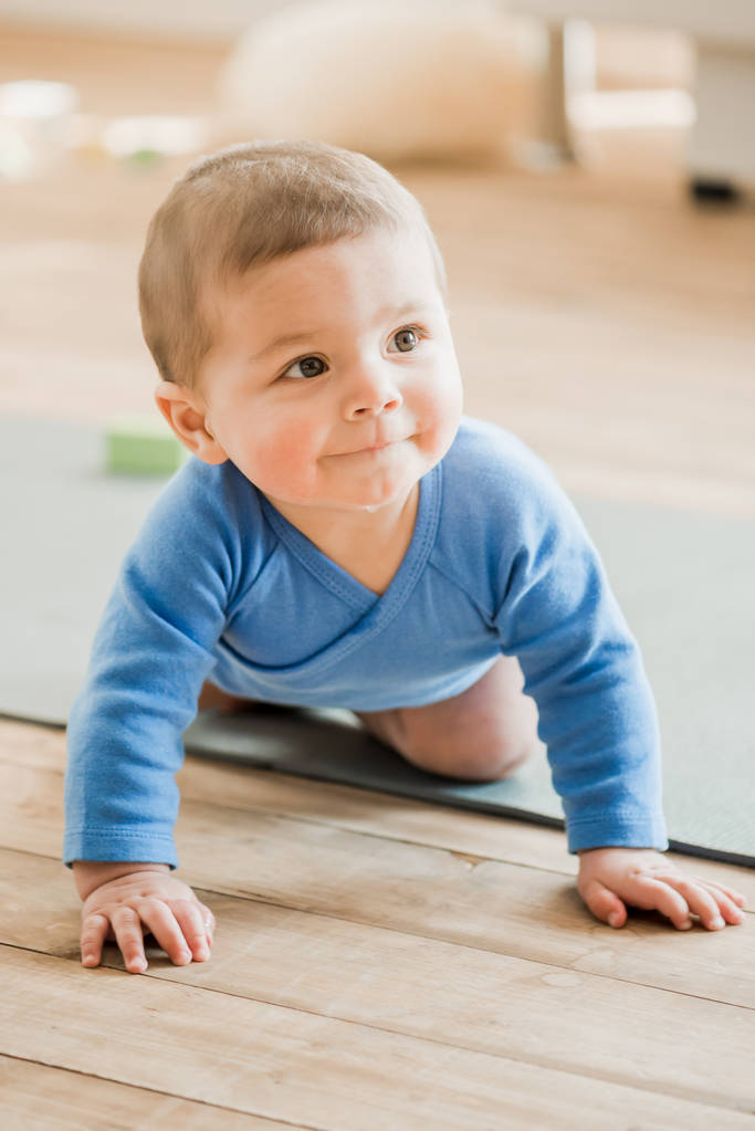 menino rastejando no tapete de ioga
 - Foto, Imagem