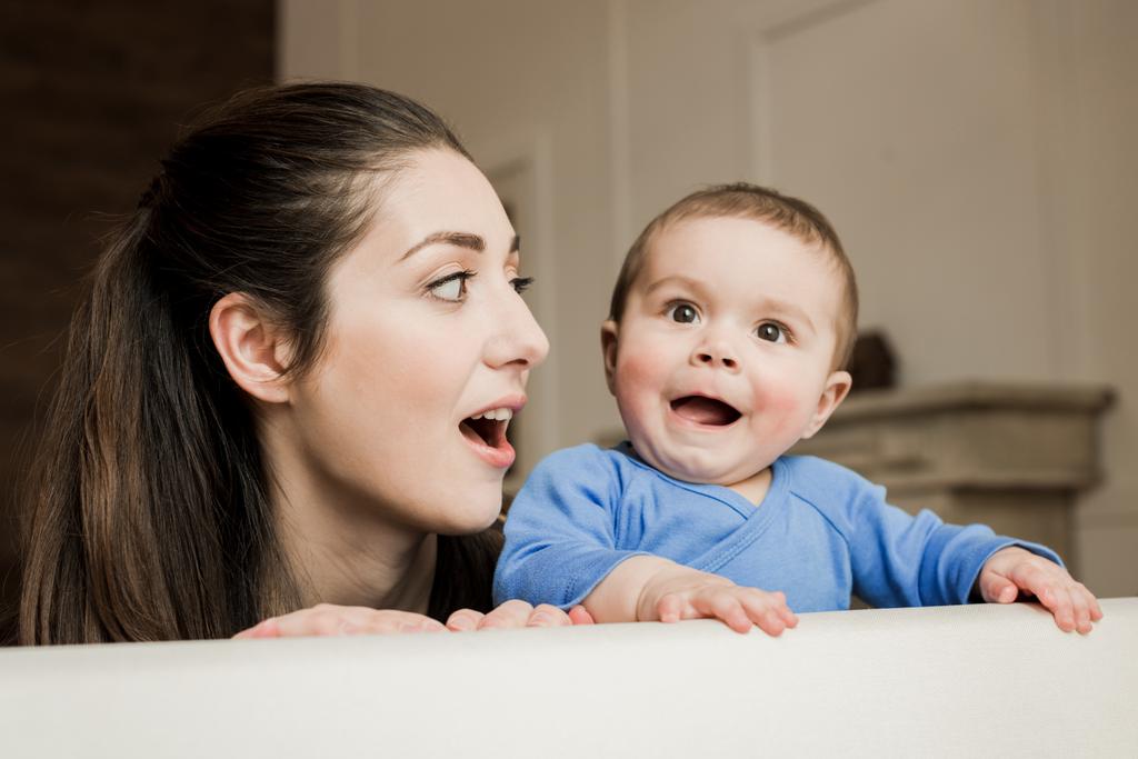 mujer con su bebé hijo divirtiéndose
  - Foto, imagen