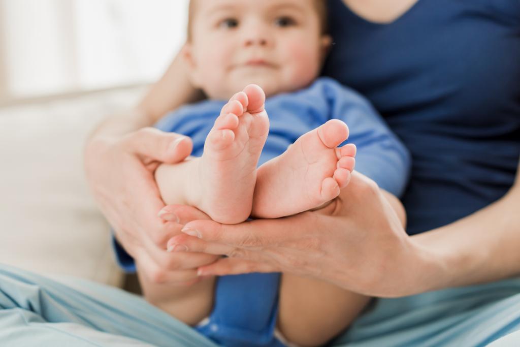 pés de criança nas mãos da mãe
  - Foto, Imagem