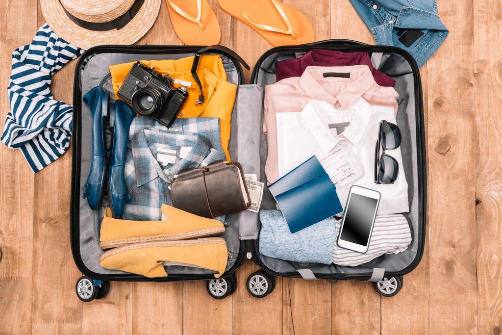 аксессуары путешественника в открытом багаже
   - Фото, изображение
