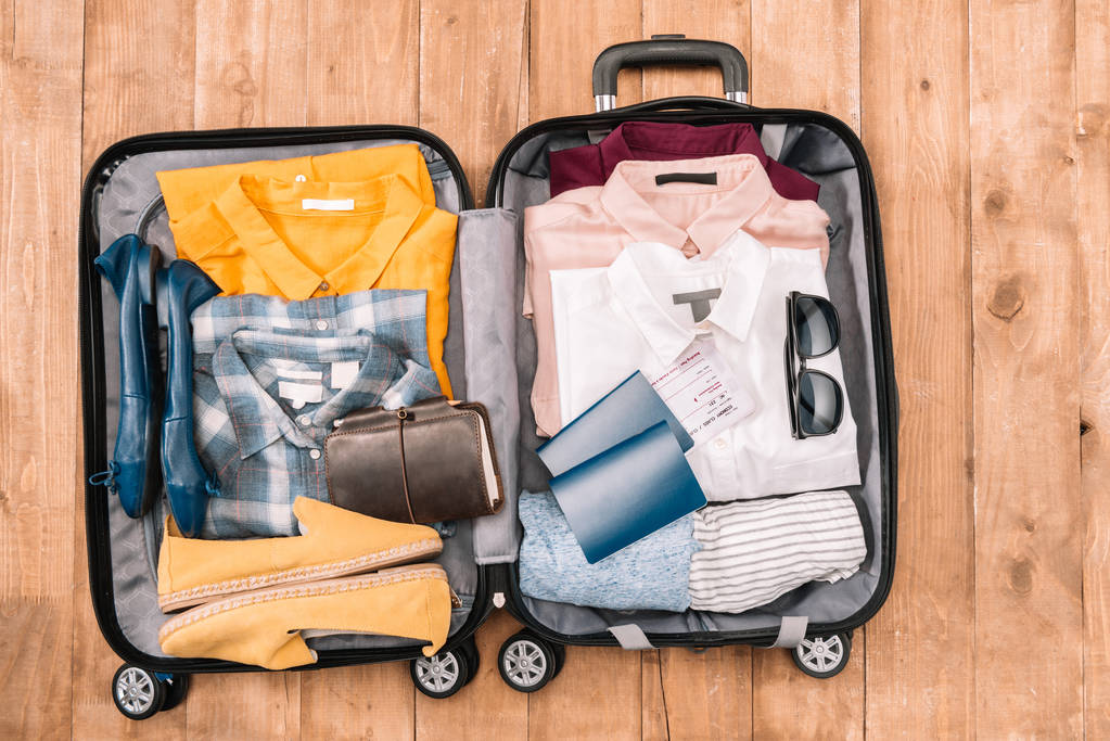 Αξεσουάρ ταξιδιώτη σε ανοικτές αποσκευές  - Φωτογραφία, εικόνα