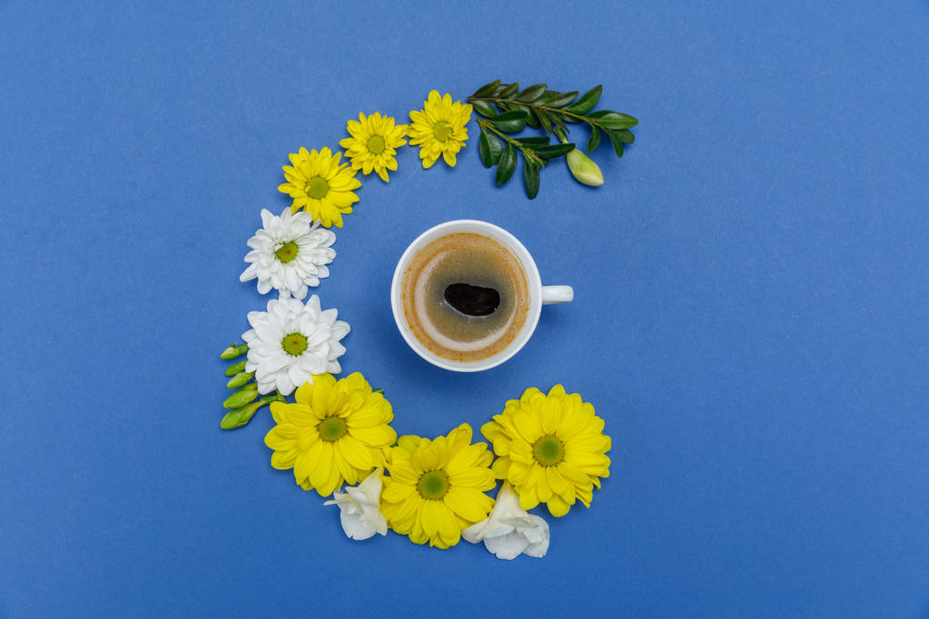 schöne Blumen und eine Tasse Kaffee - Foto, Bild