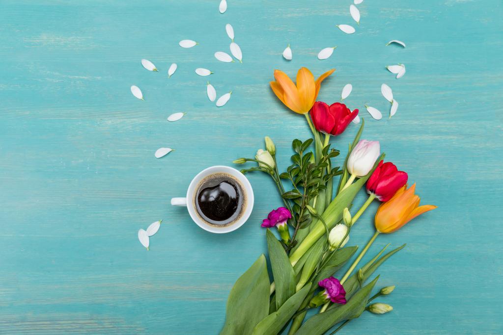 Bellissimi fiori e una tazza di caffè
 - Foto, immagini