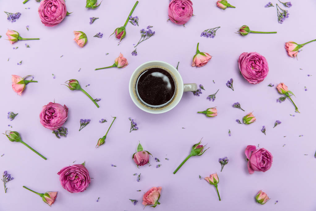 Prachtige bloemen en kopje koffie - Foto, afbeelding