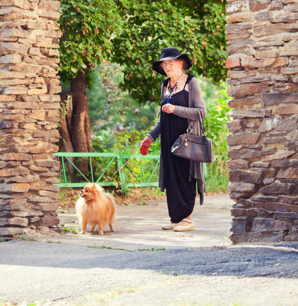 Stylowe 90 lat kobieta spaceru wokół miasta - Zdjęcie, obraz