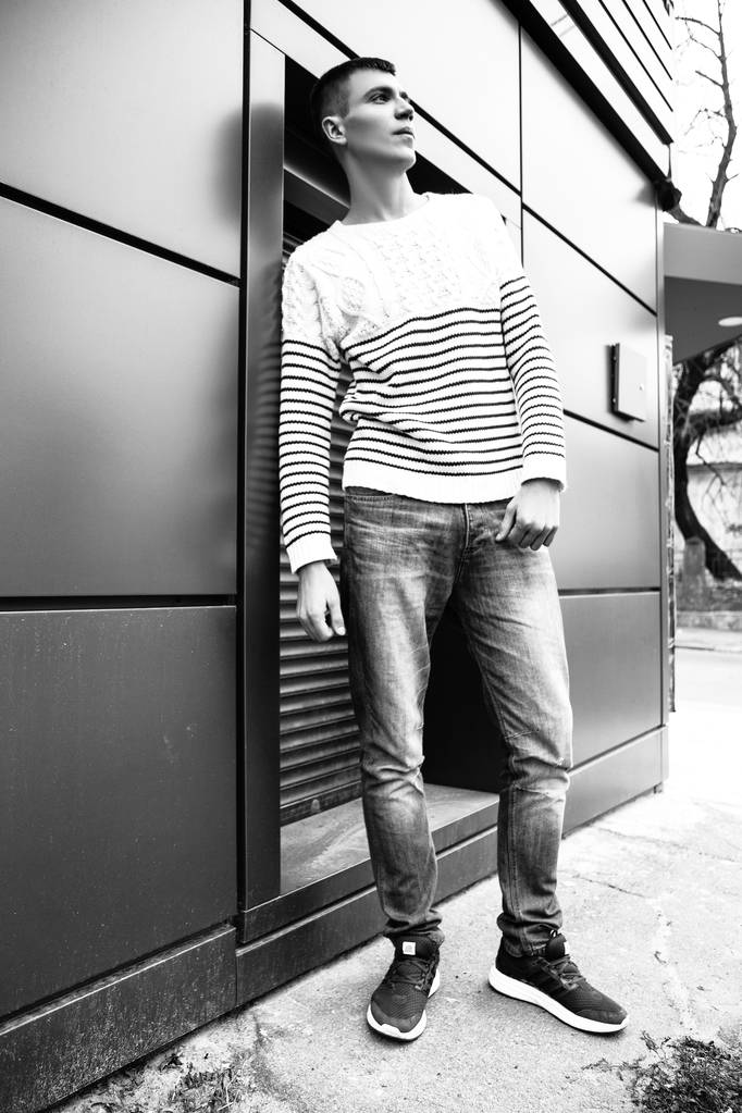 街の若いモデル男のファッション写真。ポーズの少年。黒と白 - 写真・画像