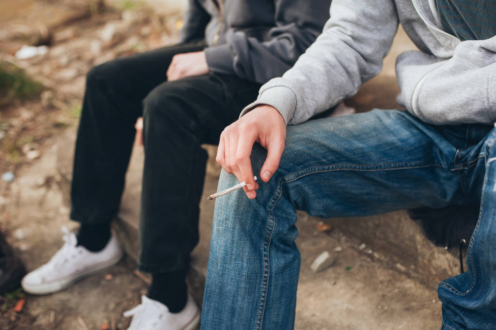 Deux amis fument dans un ghetto abandonné de la ville
 - Photo, image