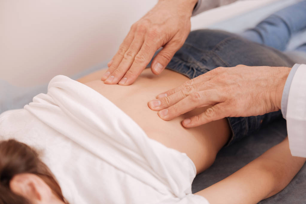 Delicado reumatólogo aseado que masajea a los pacientes
 - Foto, Imagen