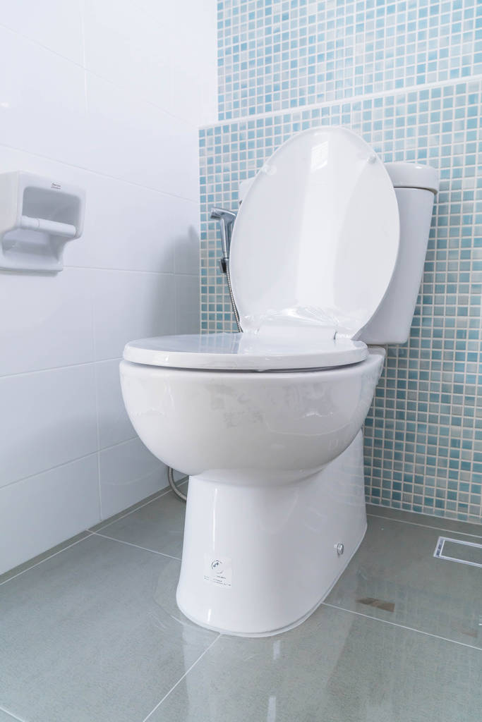 toilettes à chasse d'eau blanche dans la salle de bain moderne
  - Photo, image