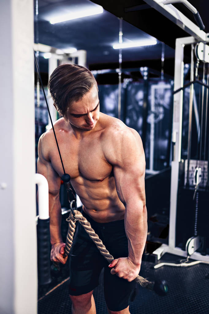 Muscular bonito halterofilista fazendo exercício de peso pesado para tríceps
 - Foto, Imagem