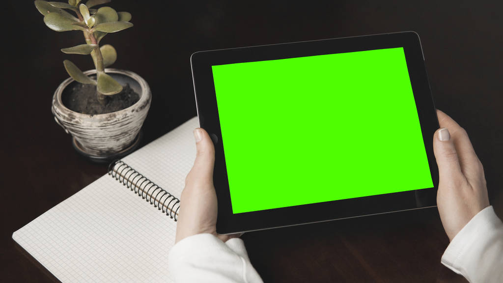 Mulher segura tablet PC com tela verde
 - Foto, Imagem