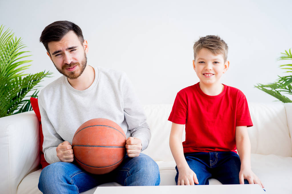 Apa és fia, néz kosárlabda - Fotó, kép