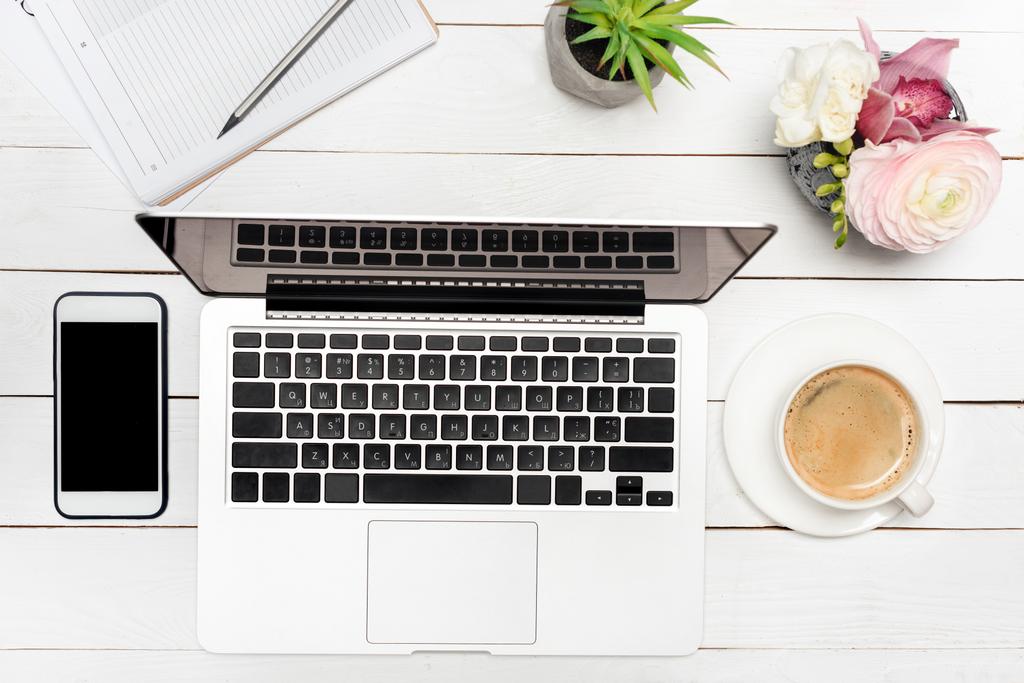 Laptop und Tasse Kaffee auf dem Schreibtisch - Foto, Bild