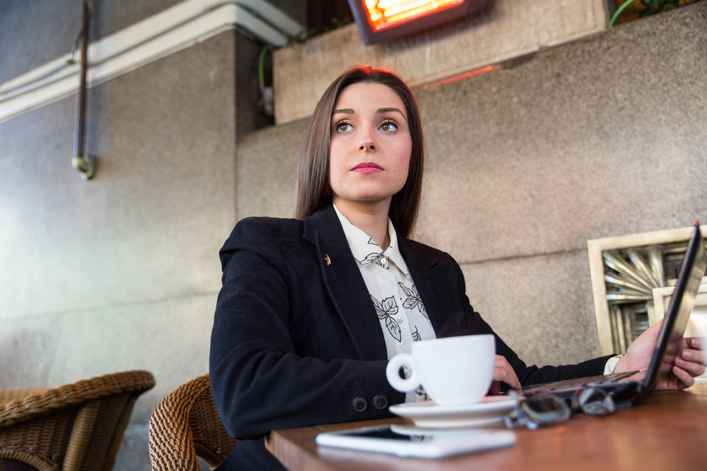 Открытый портрет предпринимательницы, работающей в кафе
. - Фото, изображение