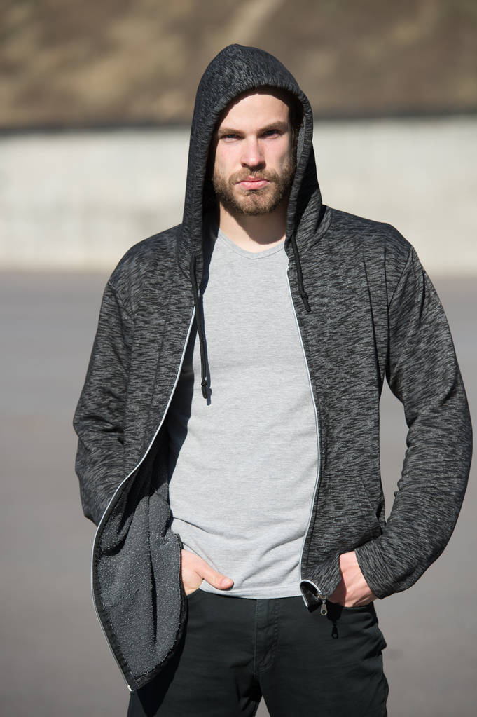 man sport mode, bebaarde man model in zwart hoodie - Foto, afbeelding
