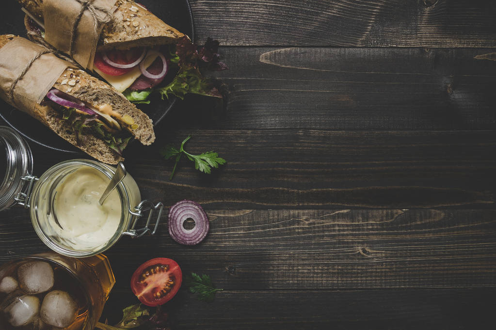 Φρέσκα νόστιμα σάντουιτς υποβρύχιο στο ξύλινο τραπέζι. Το Top view - Φωτογραφία, εικόνα