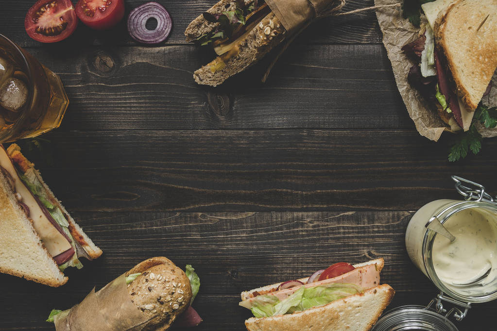 Kopya alanı ile ahşap karanlık tabloda taze lezzetli sandviçler. Üstten Görünüm - Fotoğraf, Görsel