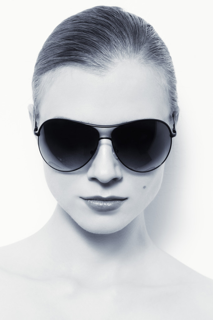дівчина в сонцезахисні окуляри
 - Фото, зображення