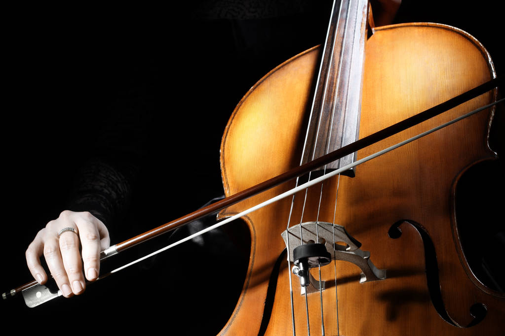 Віолончелі гравець віолончеліст руки грати віолончелі з бантом - Фото, зображення