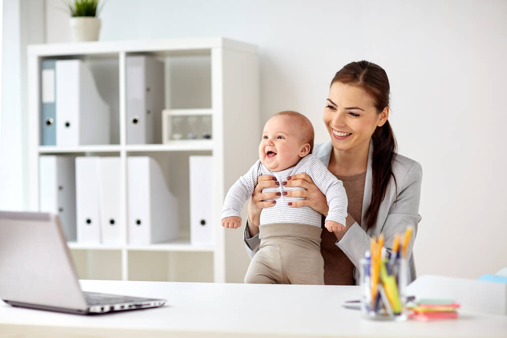 ofiste çalışan bebek ile mutlu işkadını - Fotoğraf, Görsel
