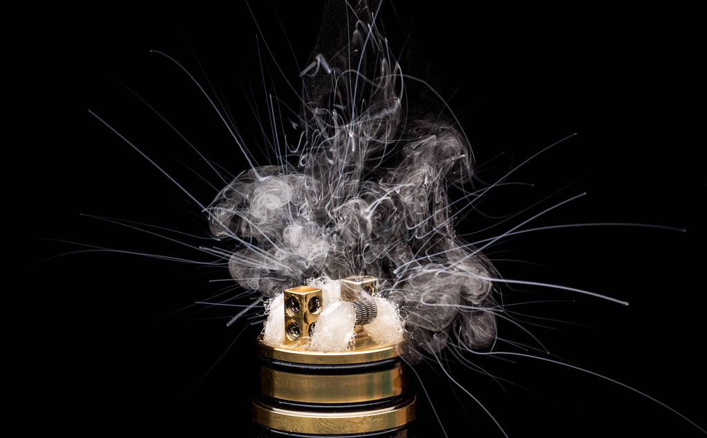  Égő, elektronikus cigaretta. Népszerű elporlasztja e-cigi Vera - Fotó, kép
