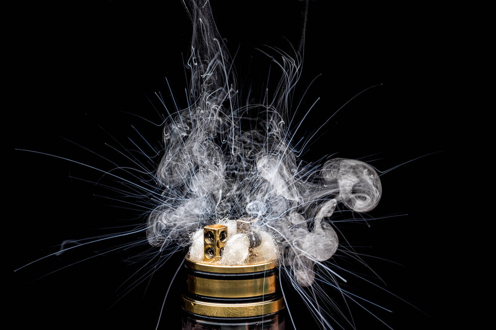  電子タバコの燃焼。人気のある気化電子セエグ試写 - 写真・画像