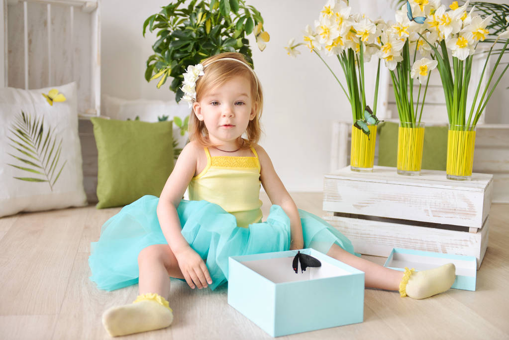 schönes kleines Mädchen mit Geschenkschachtel im Frühlingsdekor - Foto, Bild