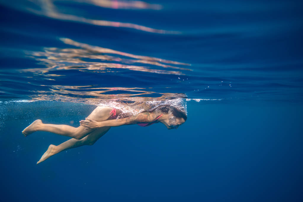 Девочка плавает под водой
 - Фото, изображение