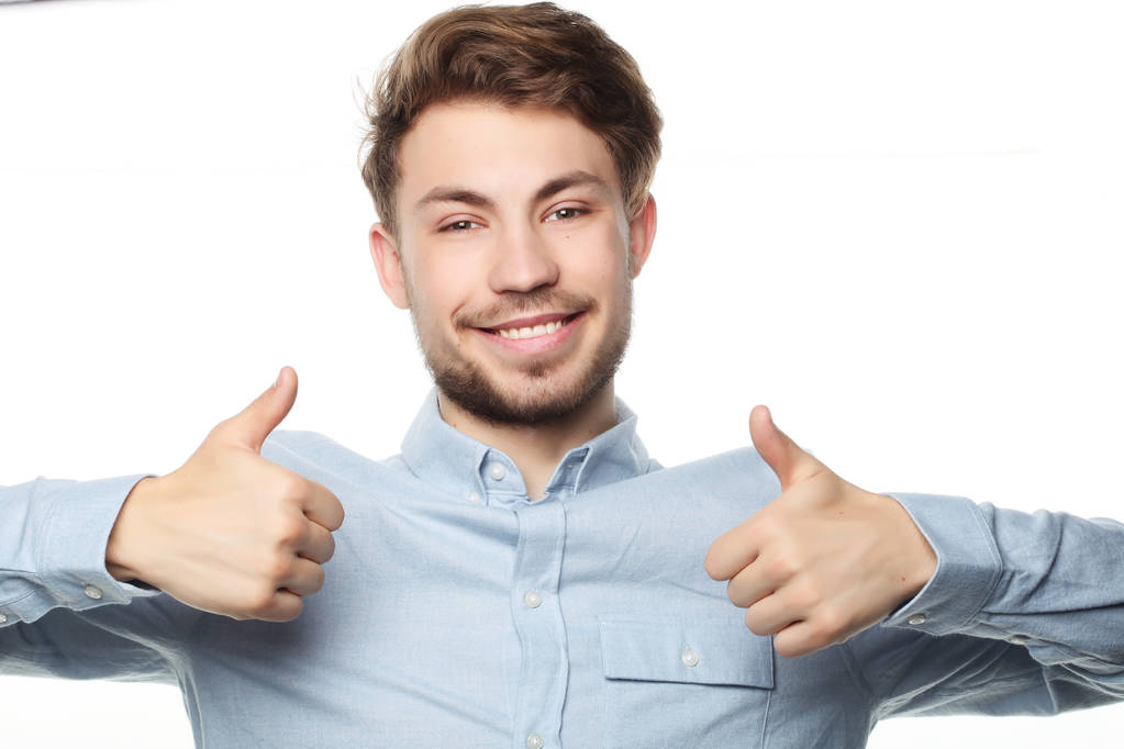 Χαρούμενος χαμογελαστός άντρας που δείχνει το δάχτυλο πάνω στο χέρι σε λευκό φόντο - Φωτογραφία, εικόνα