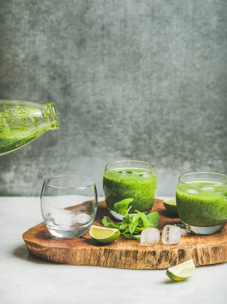 batido verde fresco en vasos
 - Foto, Imagen