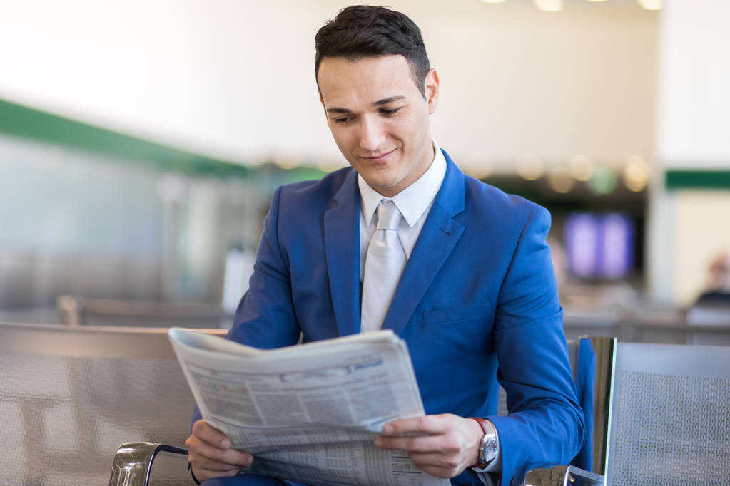 Красивый бизнесмен читает газету
  - Фото, изображение