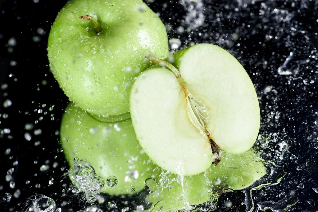 зелені яблука з краплями
 - Фото, зображення