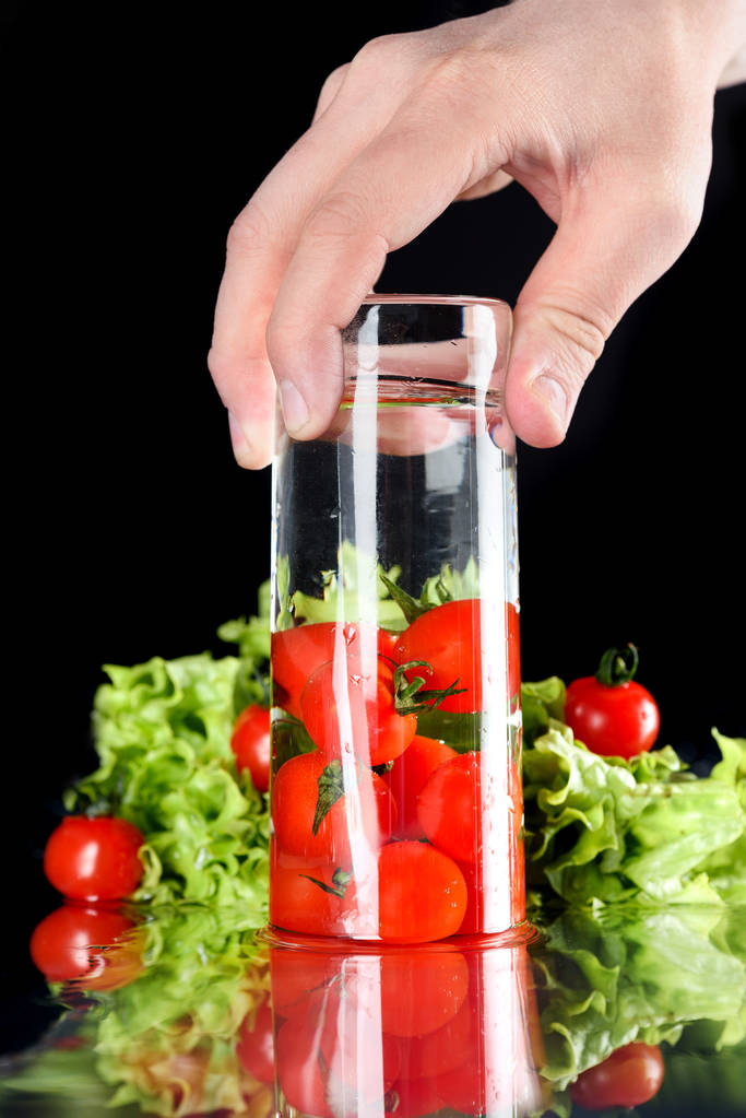 Wiśniowe pomidory i sałata - Zdjęcie, obraz