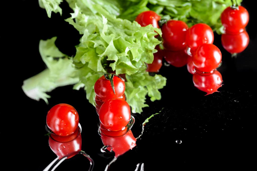 frische Tomaten und Salat  - Foto, Bild