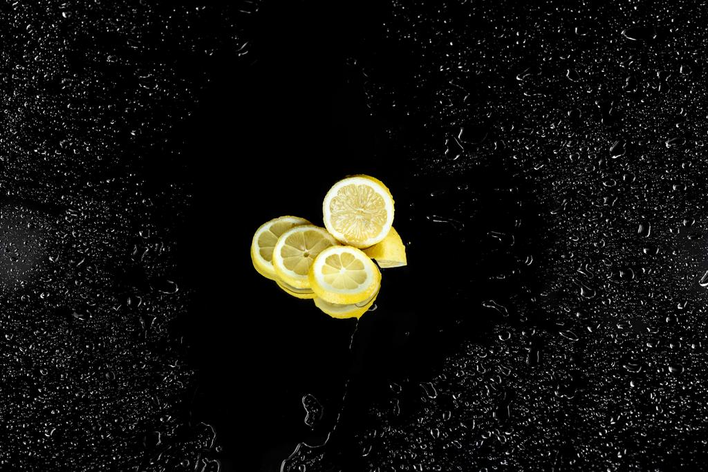 Zitronenscheiben mit Wassertropfen  - Foto, Bild